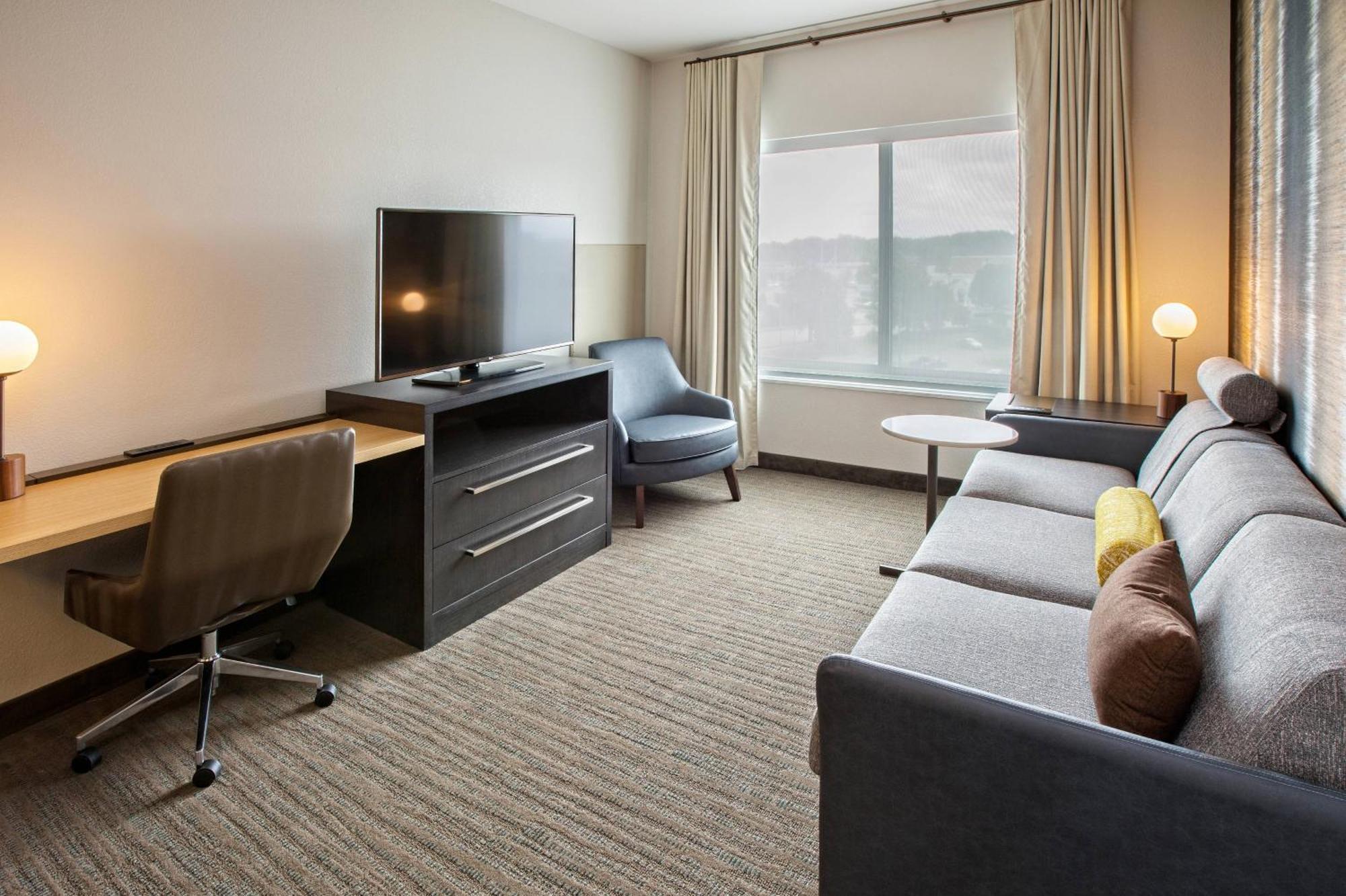 By Marriott East/oxmoor Hotel 3*